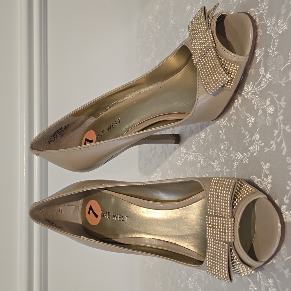 Nine West "Salon" Women's Size 7 Taupe Peep-Toe Pumps With A Bow Detail